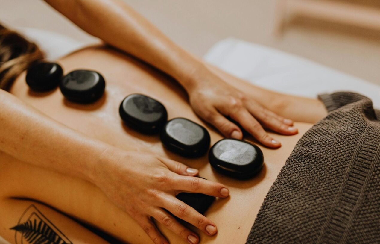 Massatge amb pedres calentes